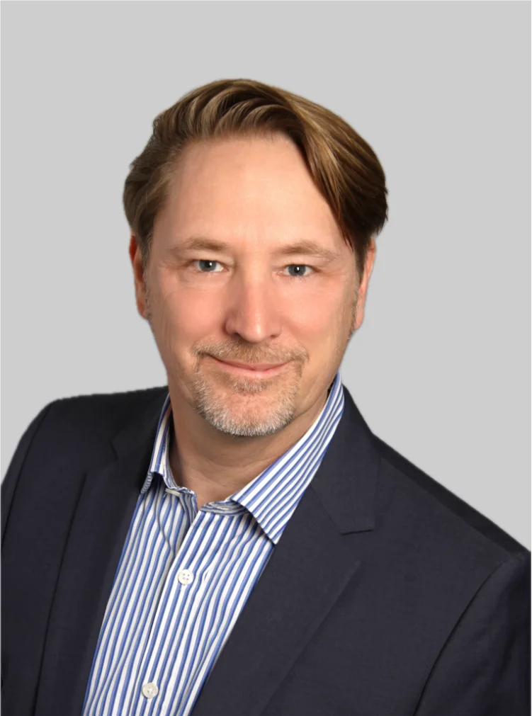 Portraitfoto von Florian Dodel.